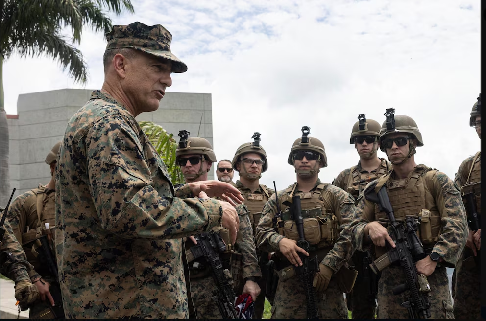 El general Francis Donovan con fuerzas militares de los Estados Unidos en Caracas