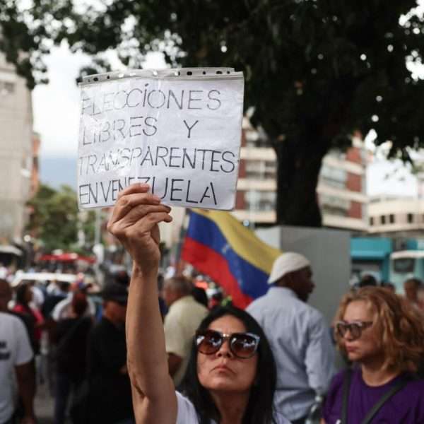 Sindicalistas protestan frente al Gran Meliá Caracas para exigir elecciones presidenciales y liberación de presos