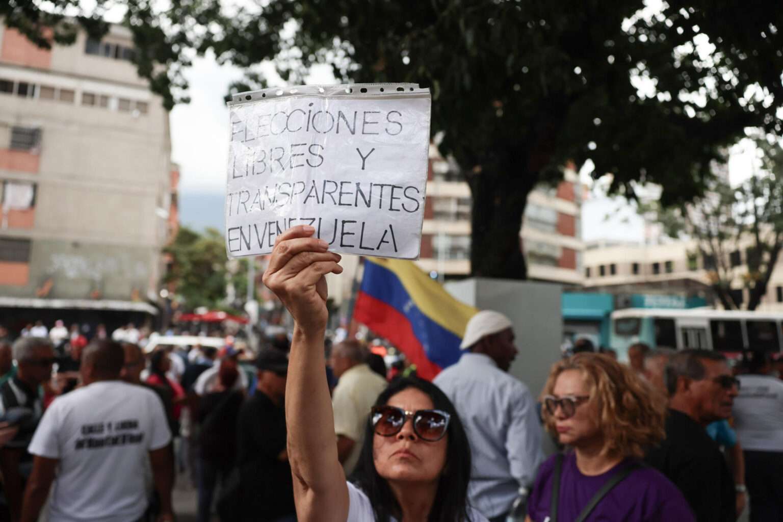 Sindicalistas protestan frente al Gran Meliá Caracas para exigir elecciones presidenciales y liberación de presos