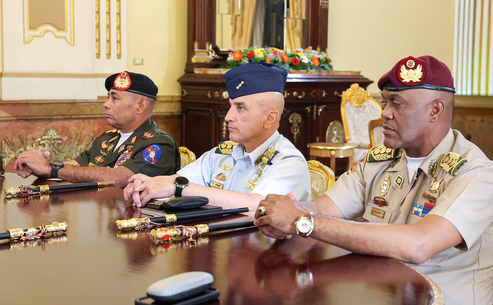 Los comandantes generales del Ejército, la Aviación y la Milicia durante la entrega de la lista de los ascensos a Delcy Rodríguez