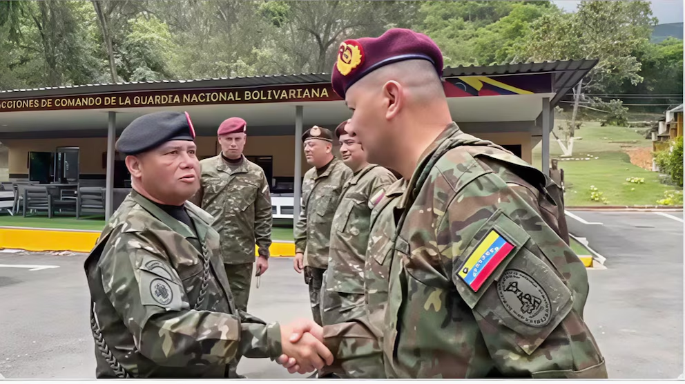 El ministro de la Defensa Gustavo González López de visita en una instalación de la Guardia Nacional