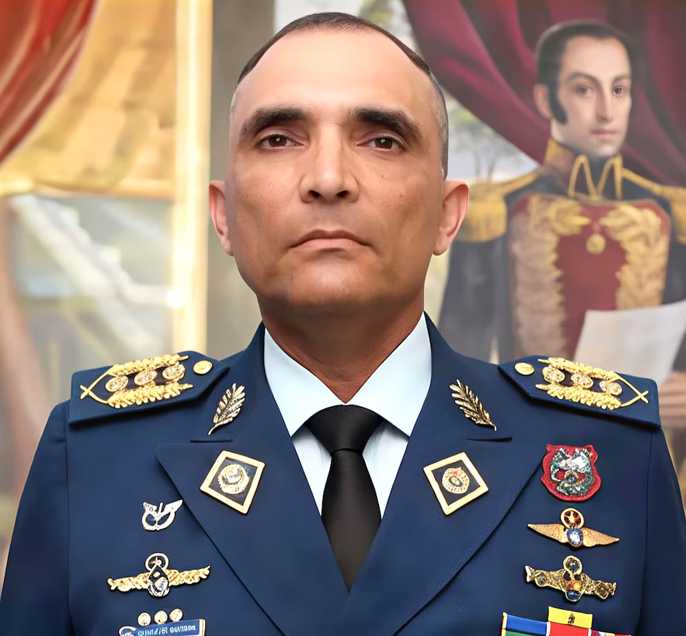 Al MG (AV) Gustavo Adolfo Serrano Urdaneta lo sacaron del Alto Mando Militar Ampliado y lo enviaron como rector de la Universidad Militar Bolivariana
