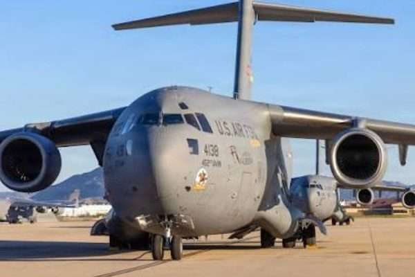 Aterriza un avión militar de EE. UU. en Moscú entre rumores de avances diplomáticos