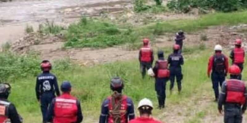 Bomberos mantienen búsqueda de pareja arrastrada por la quebrada El Alambique en Los Teques