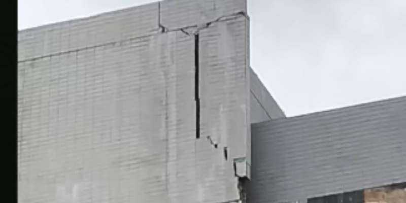 Alertan riesgo de colapso de pared en edificio de la avenida Solano en Sabana Grande Caracas