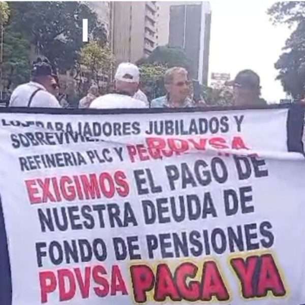 Jubilados de PDVSA trancan la Av. Libertador: exigen pagar fondo de pensiones y depurar la nómina