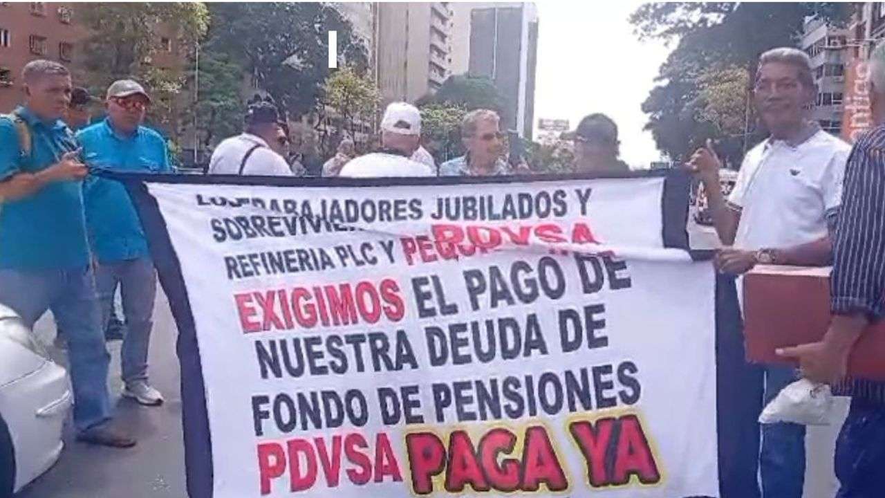 Jubilados de PDVSA trancan la Av. Libertador: exigen pagar fondo de pensiones y depurar la nómina