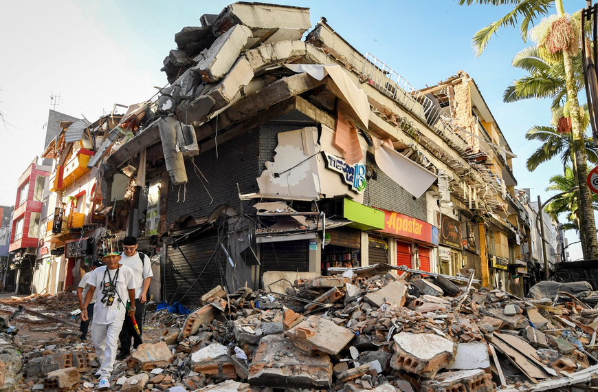 Aumentan a 321 los fallecidos por el devastador terremoto en Colombia