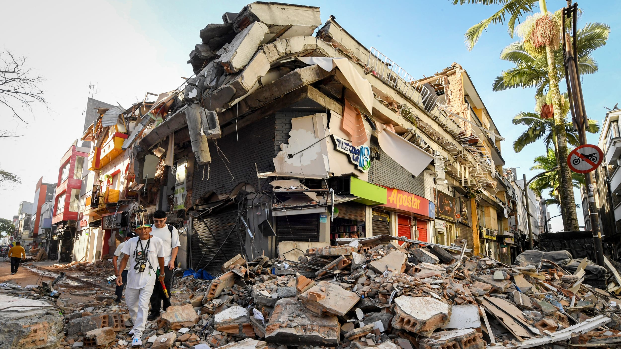 Aumentan a 321 los fallecidos por el devastador terremoto en Colombia