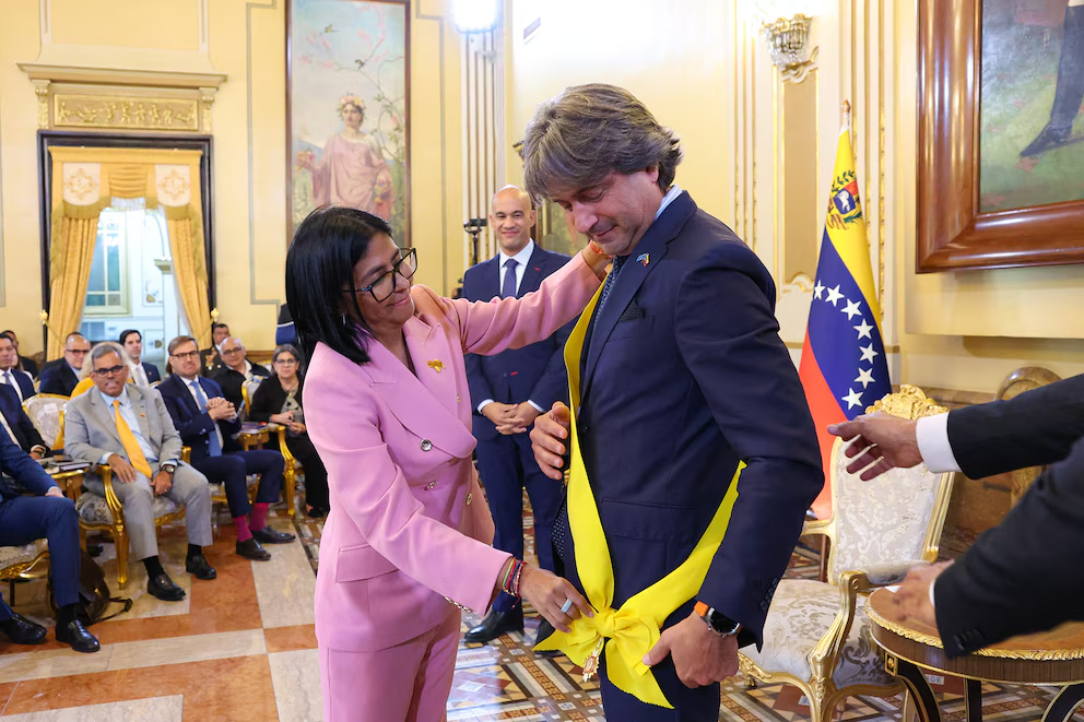 Delcy Rodríguez condecora el 29 de julio de 2026 a Gianluca Rampolla, el ex representante de la ONU en Venezuela