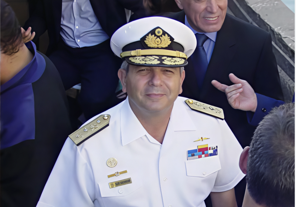 El contralmirante Daniel Comisso Urdaneta en el movimiento de resistencia de militares en la Plaza Francia de Altamira en el año 2002