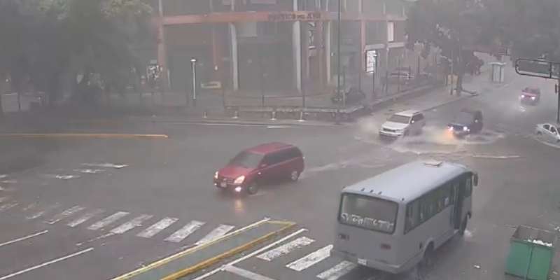 Fuertes lluvias y caída de granizo causan colapso en el tráfico de Caracas