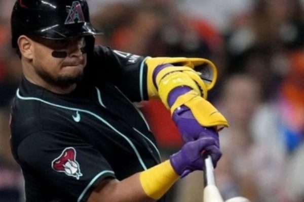 Gabriel Moreno hace historia en la MLB como el primer cátcher latino que gana el título de bateo
