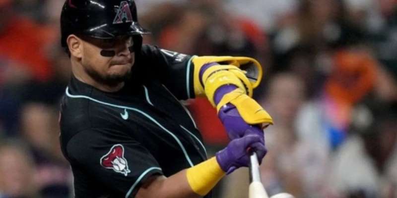 Gabriel Moreno hace historia en la MLB como el primer cátcher latino que gana el título de bateo