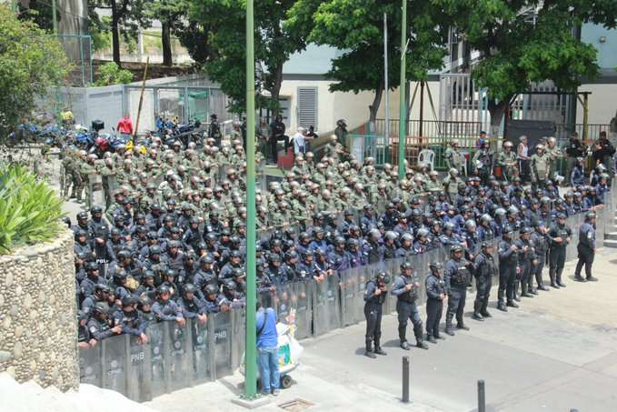 Desproporcionado despliegue policial ante familiares de presos políticos, para solo permitir que una comisión llegara a una taquilla en Miraflores
