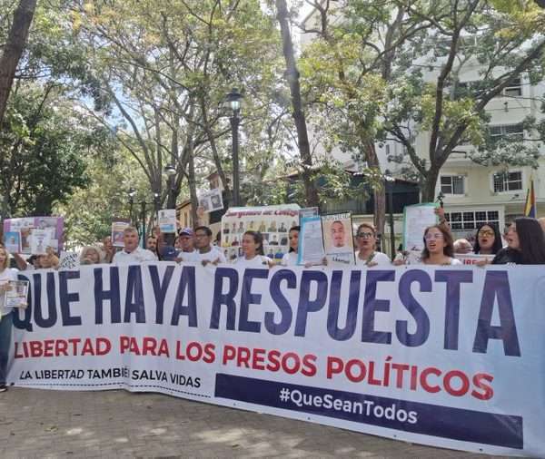 Familiares de presos políticos exigen respuestas y celeridad ante la Defensoría del Pueblo