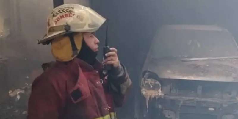 Voraz incendio en taller mecánico del 23 de Enero consume 15 vehículos en Caracas