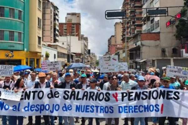 Trabajadores marchan hacia el Ministerio del Trabajo en Caracas para exigir salarios y pensiones dignas