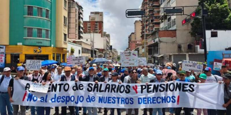 Trabajadores marchan hacia el Ministerio del Trabajo en Caracas para exigir salarios y pensiones dignas