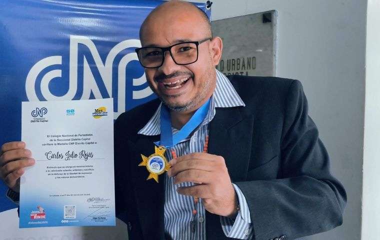 CNP Caracas otorga la Medalla al Mérito al periodista Carlos Julio Rojas por su defensa de la libertad de prensa