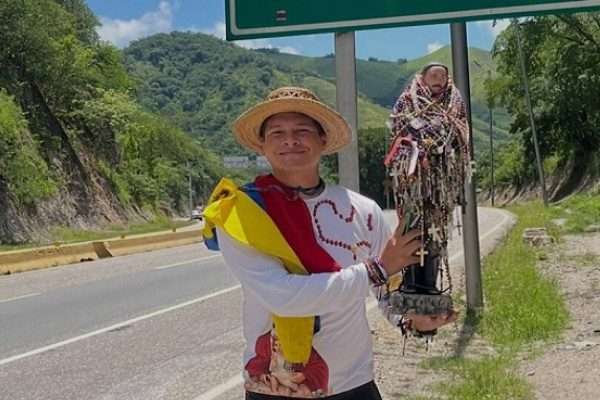 “El Peregrino de Los Andes” completa 600 kilómetros de caminata religiosa hasta Caracas