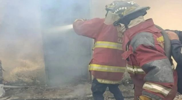 Incendio destruyó tres locales en Quinta Crespo