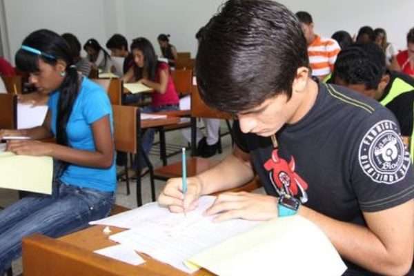 Ministerio oficializa aumento de Becas Universitarias a 60 dólares