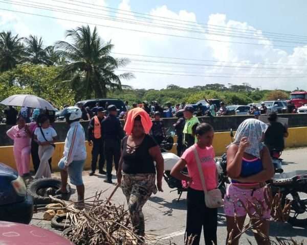 Vecinos de Tucacas y Boca de Aroa cierran la carretera Morón-Coro por fallas eléctricas