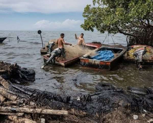 Derrames de petróleo asfixian a los pescadores del Zulia en plena reactivación energética