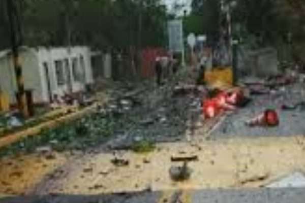 Atentado con carro bomba destruye peaje de El Bordo y paraliza la vía Panamericana en el suroeste colombiano