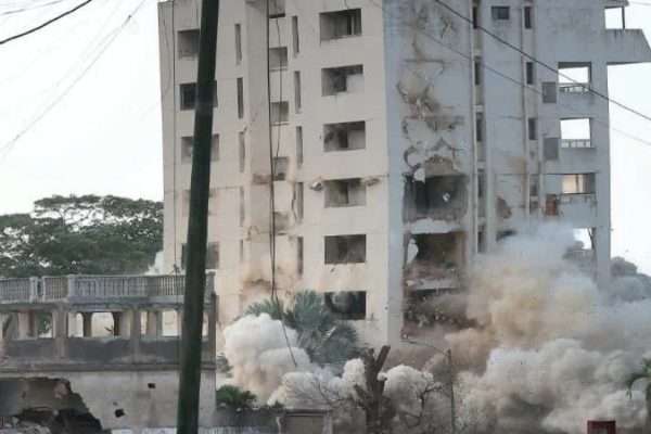 Ejecutan demolición controlada número 12 en La Guaira