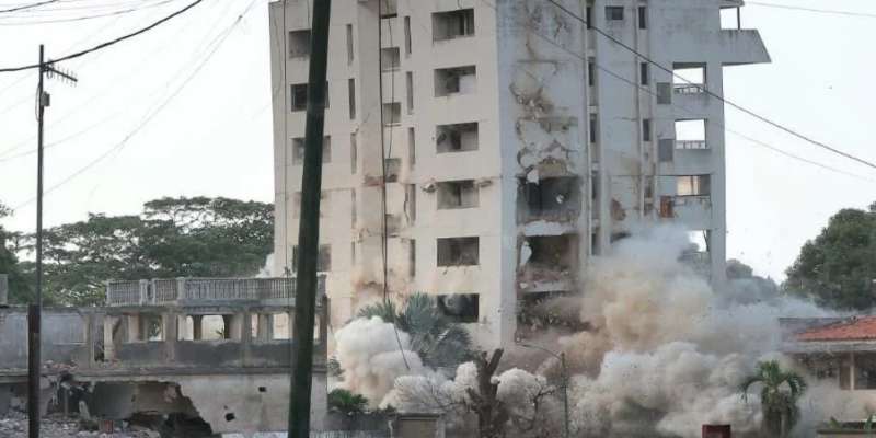 Ejecutan demolición controlada número 12 en La Guaira