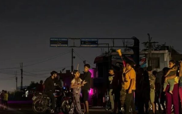 Protestas nocturnas azotan varios estados de Venezuela por prolongados apagones