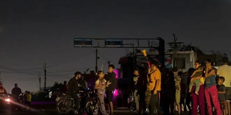 Protestas nocturnas azotan varios estados de Venezuela por prolongados apagones